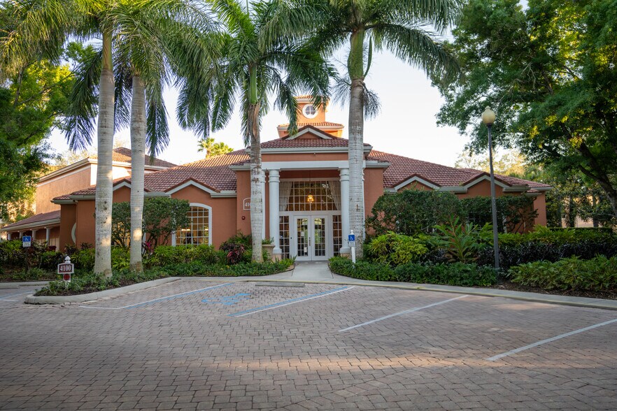 Building Photo - 4142 Central Sarasota Pky