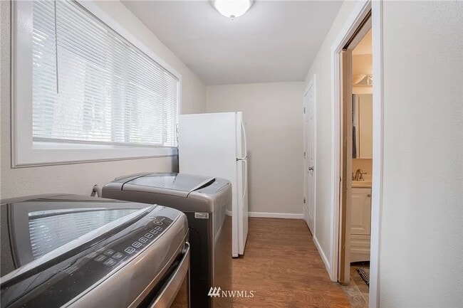 Building Photo - 3 Bed 2 Bath Graham Home w/ Beautiful Kitc...