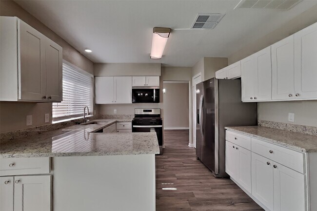 Building Photo - 3414 Green Fields Dr