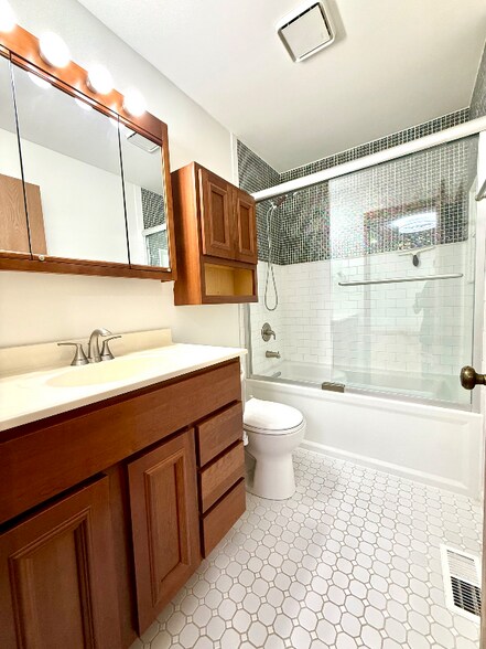 Building Photo - 2449 Carlton Dr