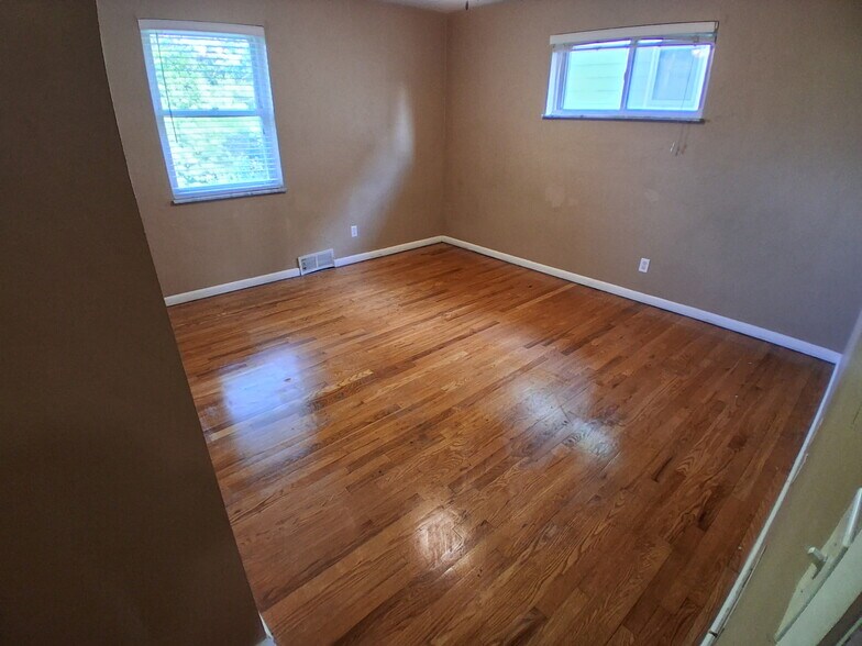 Building Photo - 556 Rosemont Ave