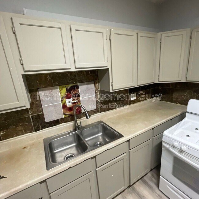 Building Photo - 2931 N Bryant Ave