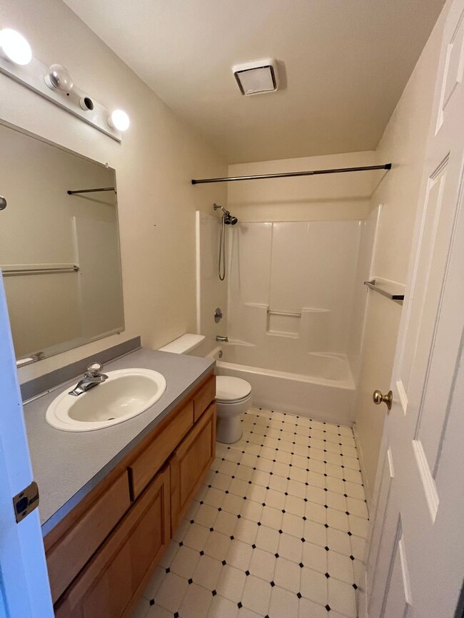 Building Photo - 3 Bed 1.5 Bath Townhouse w/ Garage Close t...