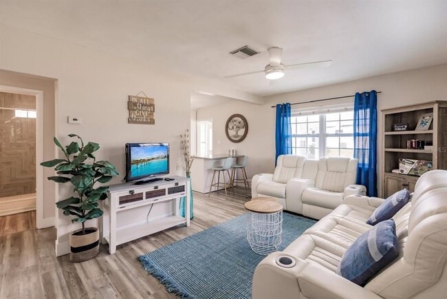 Building Photo - 688 CONSTANCE Rd