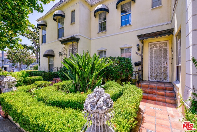 Building Photo - 203 S Doheny Dr