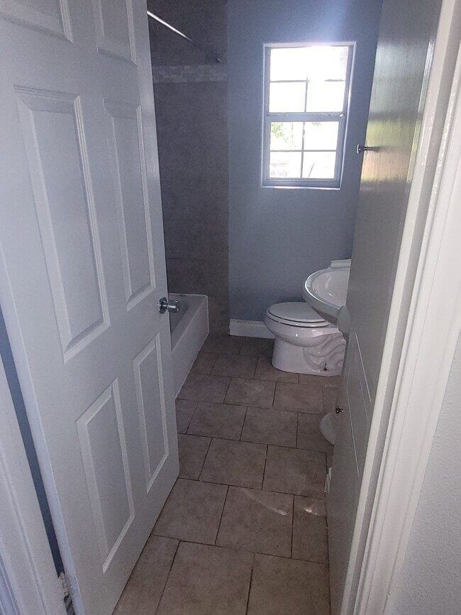 Building Photo - 3026 Sunbeam St