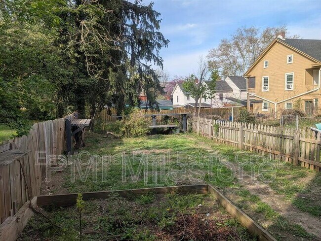 Building Photo - 304 1/2 W Martin St