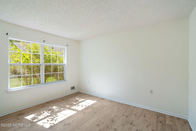 Building Photo - 7 Tamarack Ct