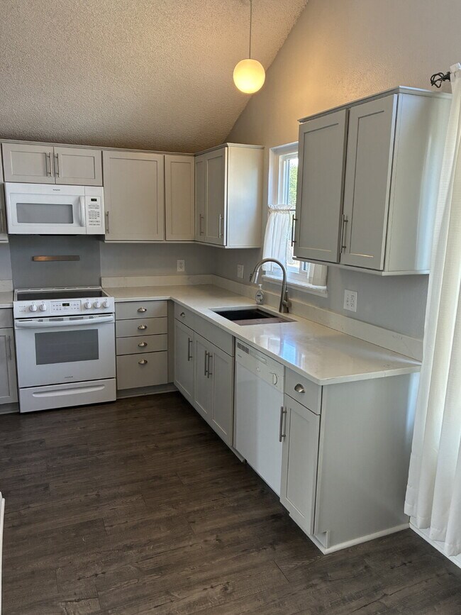 Building Photo - Beautiful Townhome - 4 Bedrooms 3 Bathroom with 2 Additional Bonus Rooms!