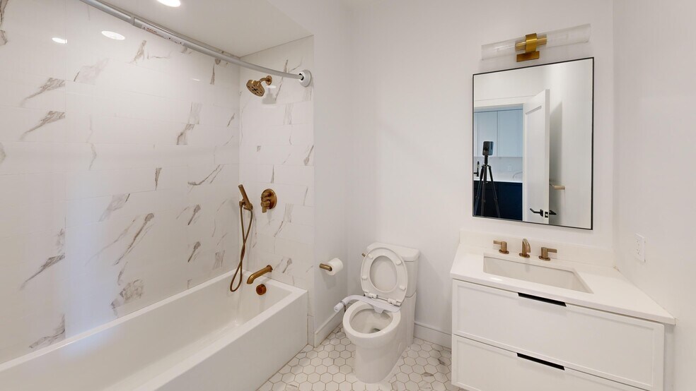 Building Photo - 84 Braintree St