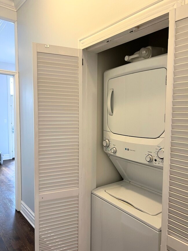 Building Photo - 1704 N Wells St