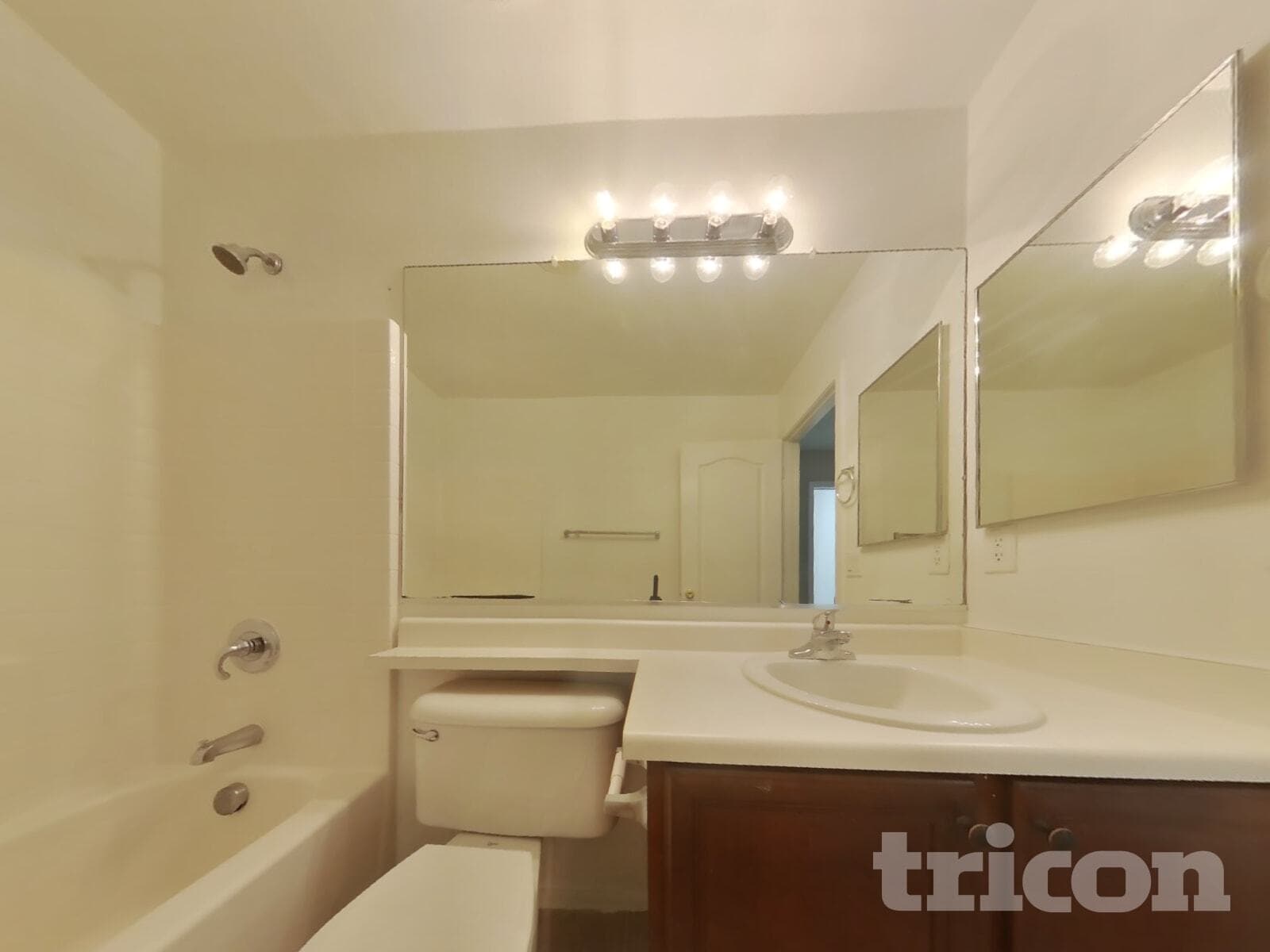 Building Photo - 715 N Redwood Ln