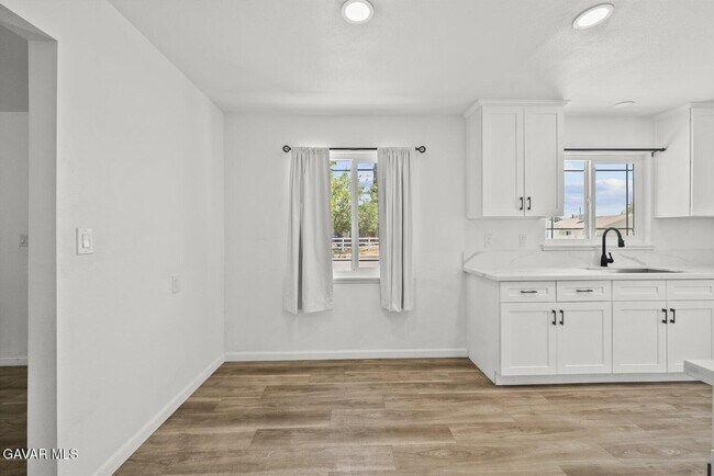 Building Photo - 1135 W Pillsbury St