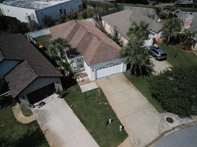 Building Photo - Beautiful 3 Bedroom Home in Destin. Beachside of Hwy 98!