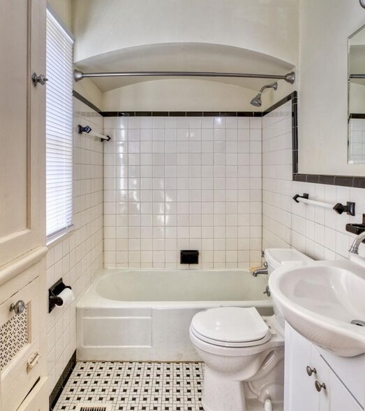 Building Photo - 2418 Manchester Rd