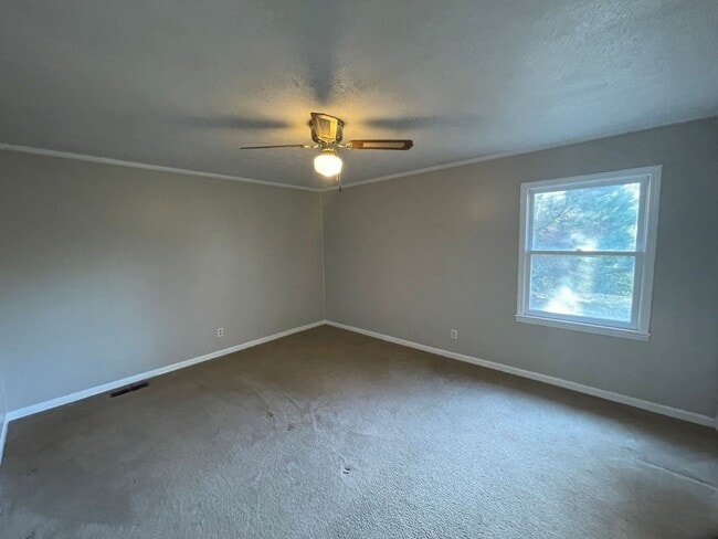 Building Photo - 3 bedroom 2 bathroom  house available now!  Bonus Room!