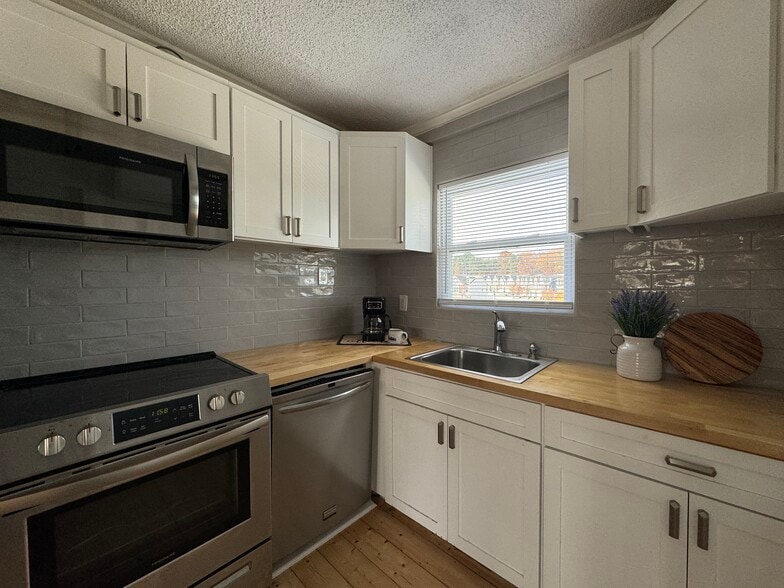 Building Photo - 2109 Pine Tree Dr