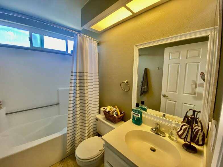 Second bathroom - 802 Magnolia Ave