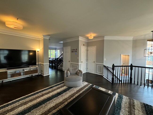 Building Photo - Stunning 3 Bed 3.5 Bath Brick Colonial End-Unit Townhome In Vibrant Kingstowne Community