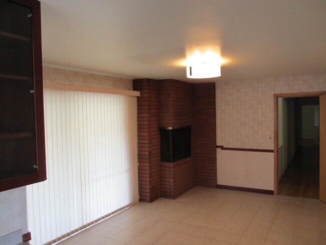 Building Photo - SW PDX Spacious Mid-Century Home Located i...
