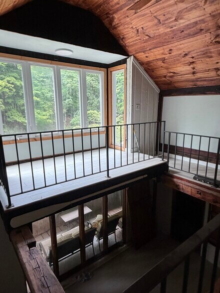 Loft - 976 Hudson River Rd