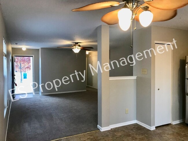 Building Photo - Beautiful 3 Bedroom 2 Bathroom Ranch Style Home in Lawrence!
