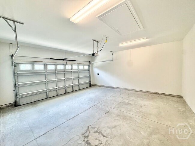Building Photo - 123 Waterside Ln