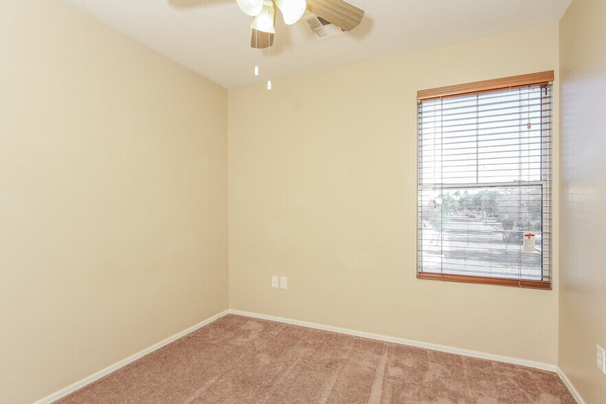 Building Photo - 7014 S 40th Ln