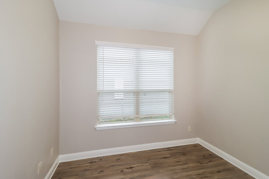 Building Photo - 116 Buescher Cove