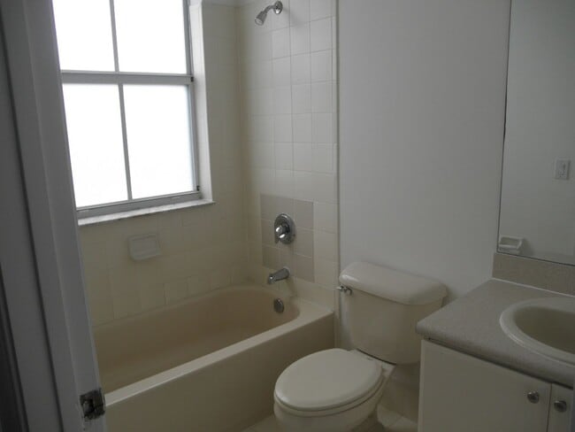 Building Photo - Shoma Townhomes