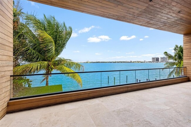 Building Photo - 825 E Dilido Dr