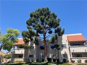 Building Photo - Spacious 2 bedroom 2nd floor unit