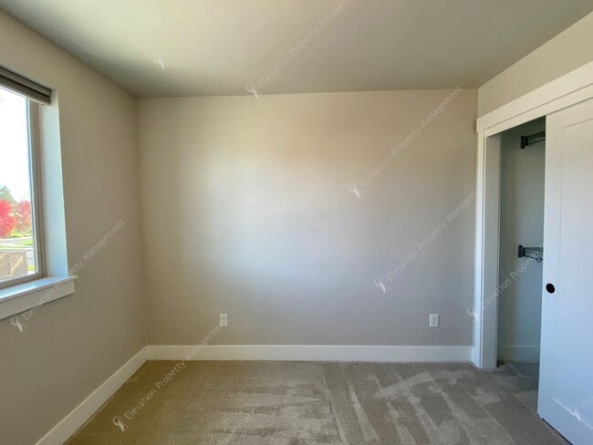 Building Photo - Newer 3BR - 2.5BA Home a Sought-After Redmond Community