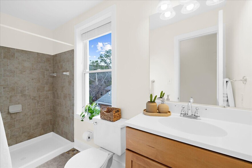 Building Photo - 656 Washington Blvd