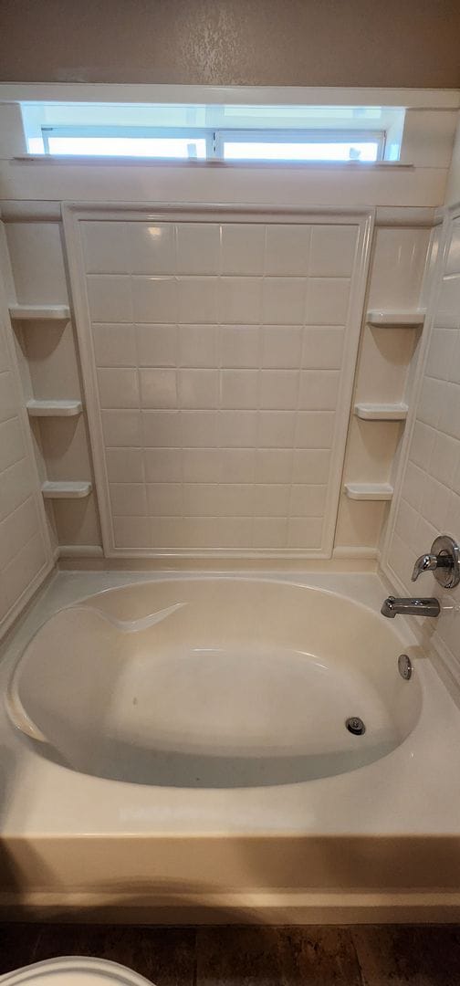 Building Photo - Beautiful 2 Bedroom / 2 Bath Duplex – Off ...