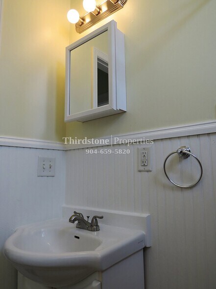 Building Photo - 212 E 6th St