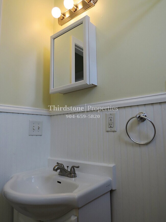 Building Photo - 212 E 6th St