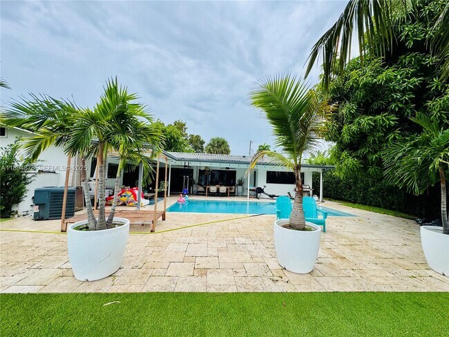 Building Photo - 2305 Magnolia Dr