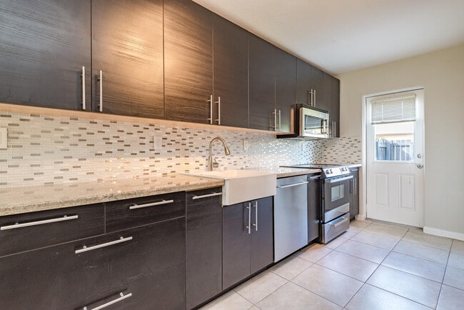 Building Photo - 101 SW 2nd Ave