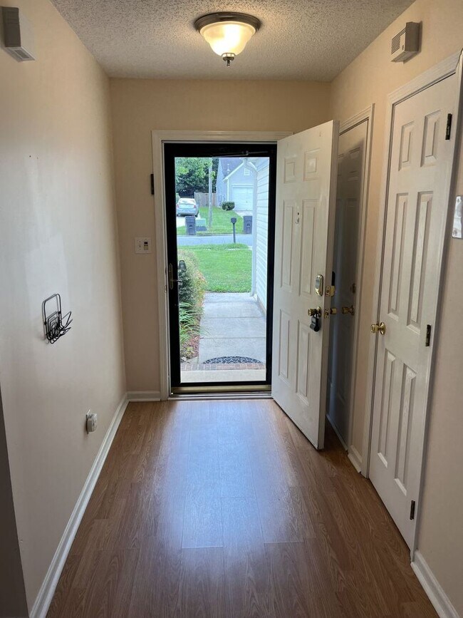 Building Photo - Updated 3 Bedroom, 2 Bath Ranch in NW Char...