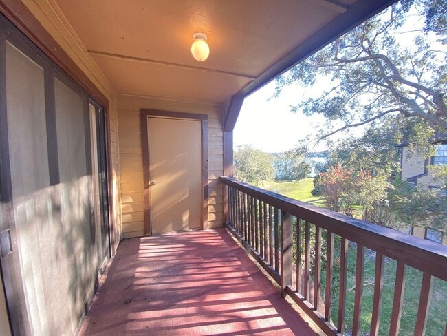 Building Photo - 345 Lakepointe Dr