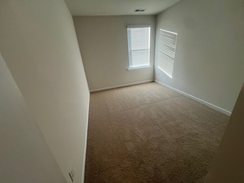 Building Photo - Room in Townhome on Starlight St