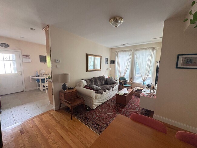 Building Photo - 2BR 1Bth unit. Water included. Great location!