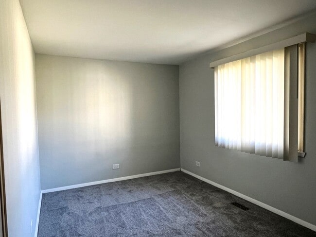 Building Photo - 102 Tonset Ct