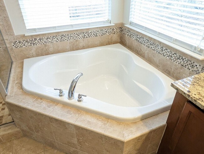 Building Photo - Gorgeous 3 level townhouse in North Potoma...