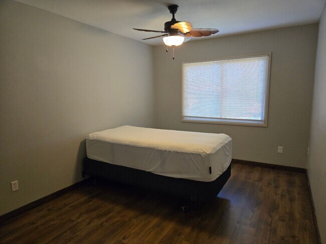 Building Photo - Beautiful two story, 3 bed, 1 full bath, 2...