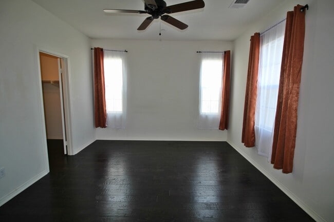 Building Photo - Oxnard | 3 bed + 2.5 bath single-family ho...