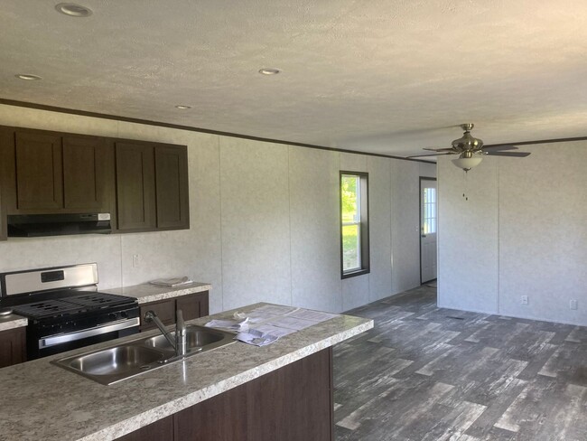 Building Photo - 3 bedroom 2 bath house in the Dundee Schoo...