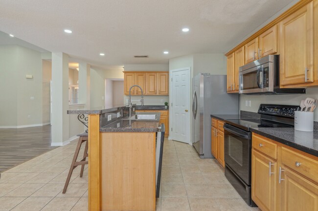 Building Photo - 4 bedroom 2 bathroom