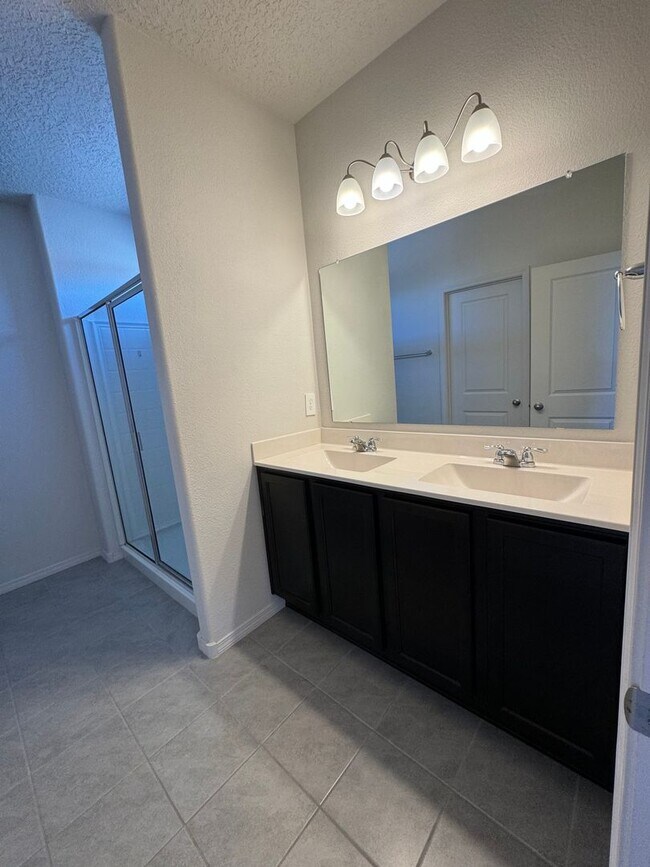 Building Photo - 4 bed 2 bath home in Huning Ranch! Newly B...